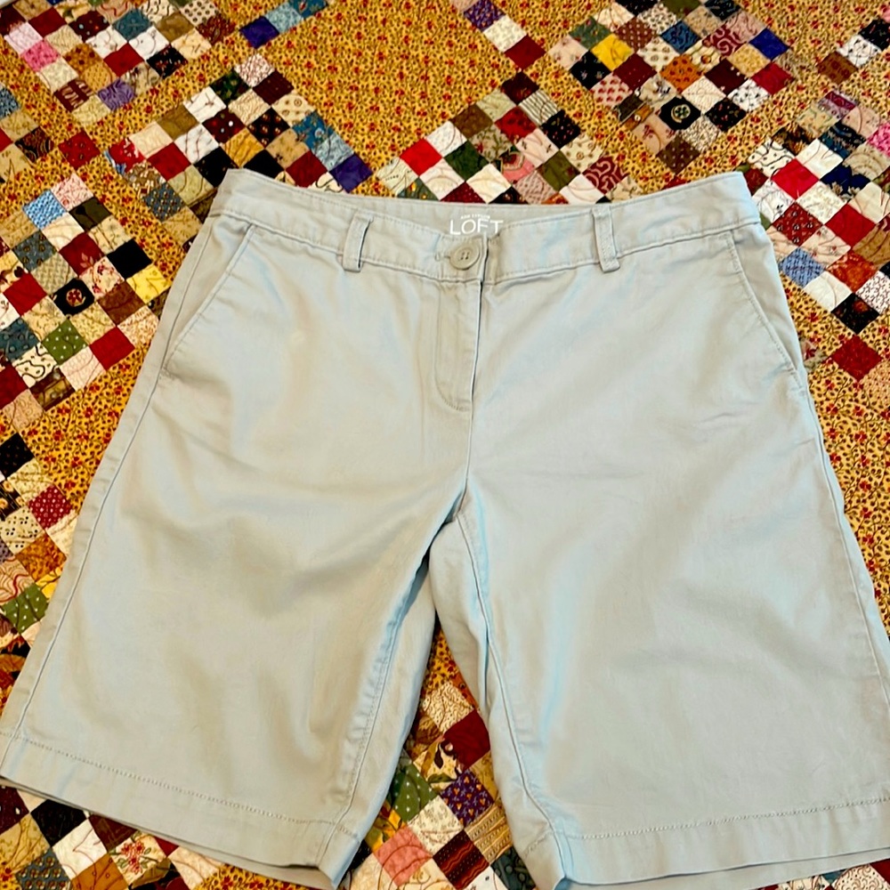 Ann Taylor Loft 4P khaki shorts.